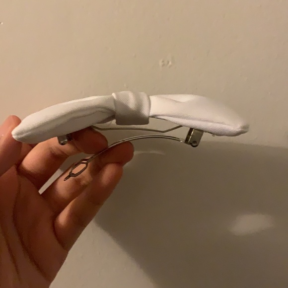 Cute white bow!! - Picture 3 of 3